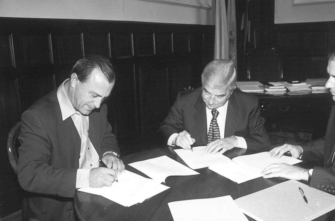 1999. Francisco Javier López Marcano, alcalde de Torrelavega y el empresario Armando Alvarez entregando el último pago por los terrenos vendidos por el empresario al ayuntamiento de Torrelavega.
