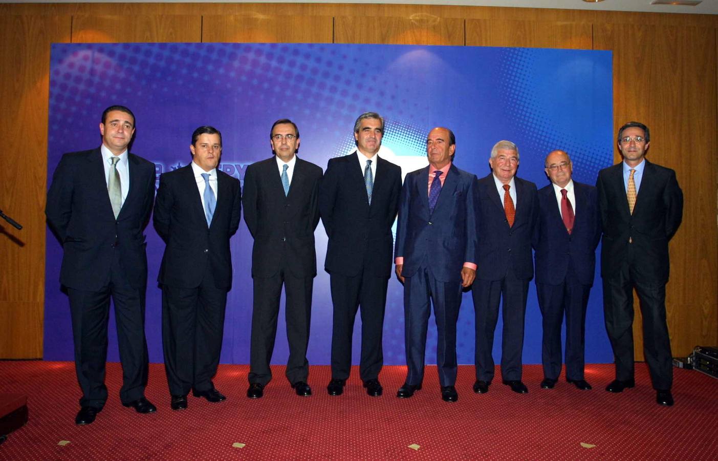 2002. Premiados en la fiesta del 25º aniversario de la CEOE en Cantabria. De izq. a dcha, Juan José Fernández, Lope Carral, Carlos Saiz, José Joaquín Martínez Sieso, Emilio Botín, Armando Alvarez, José María Cuevas y Pedro Nalda