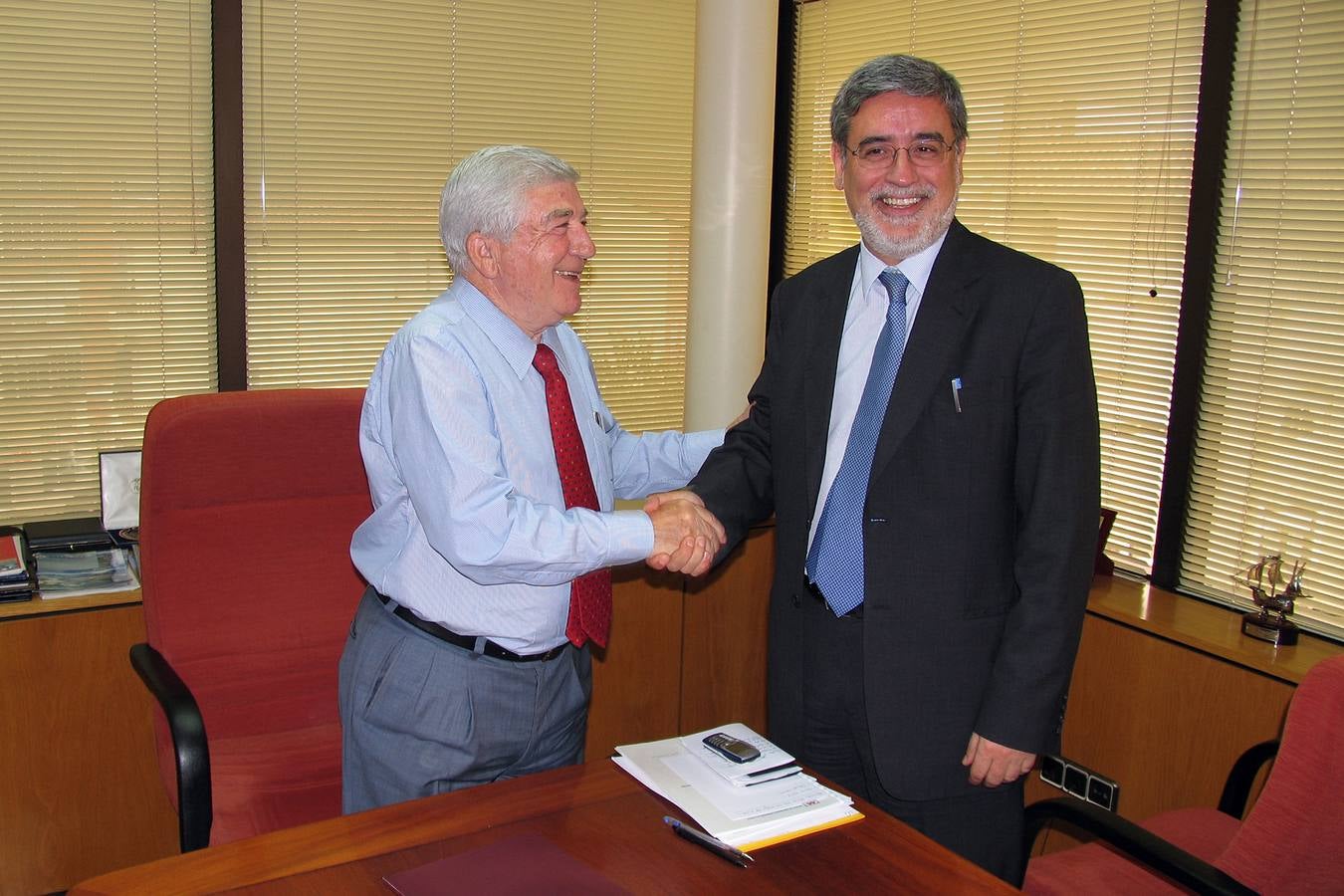 2006. Firma de convenio entre Armando Alvarez (i), presidente de Aspla, y el consejero de Industria, Miguel Ángel Pesquera, para la compra de una parcela en el Parque Empresarial del Besaya de Torrelavega.