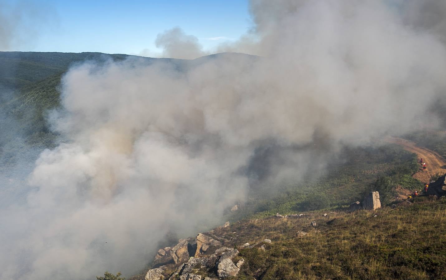 Segunda jornada de lucha contra el fuego