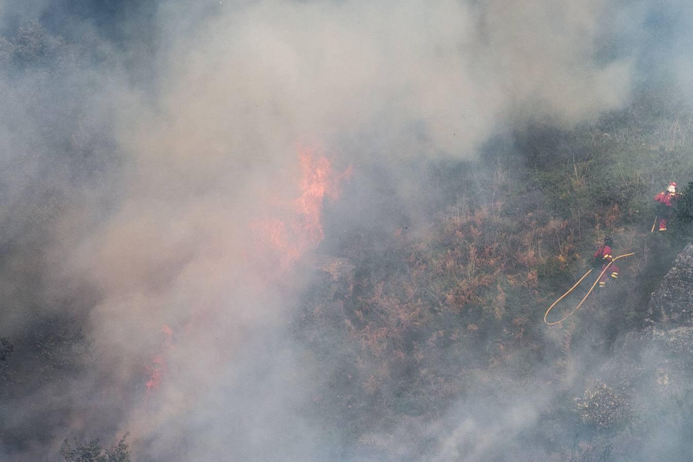 Segunda jornada de lucha contra el fuego