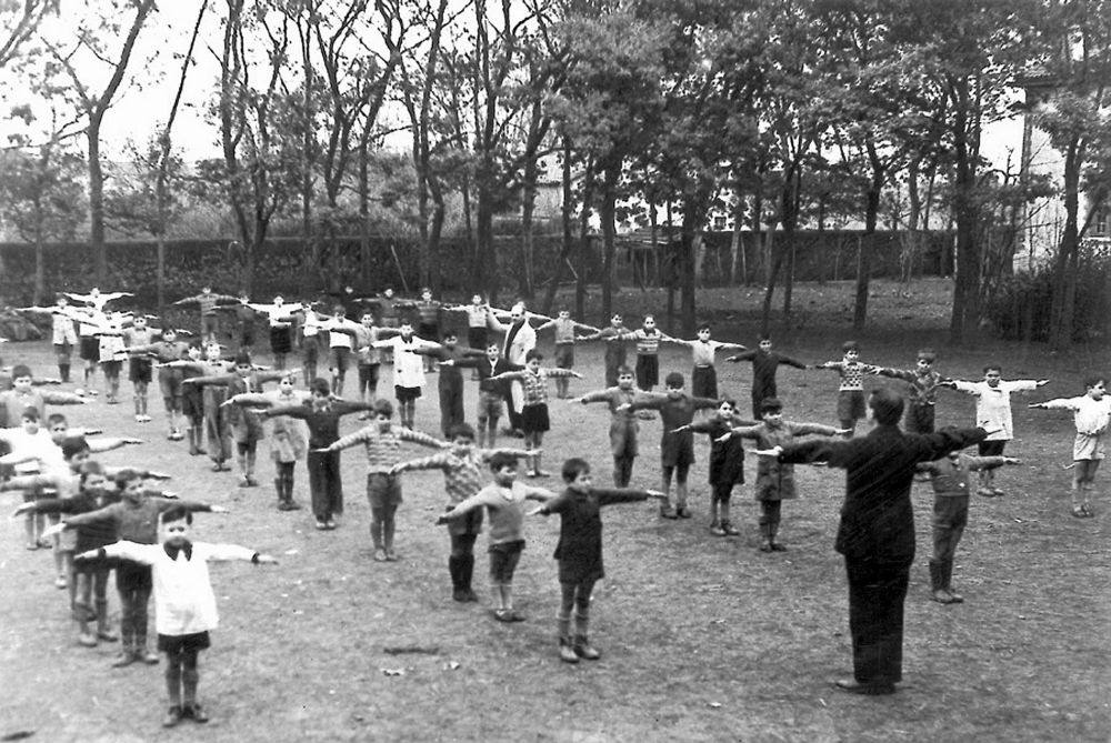 Alumnos y profesor durante una clase de educación física impartida en el colegio Agapito Cagigas de Revilla de Camargo, en 1930.