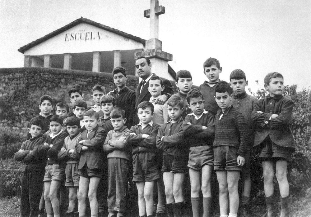 Maestro posa junto a sus alumnos de la escuela de Liérganes, en 1960.