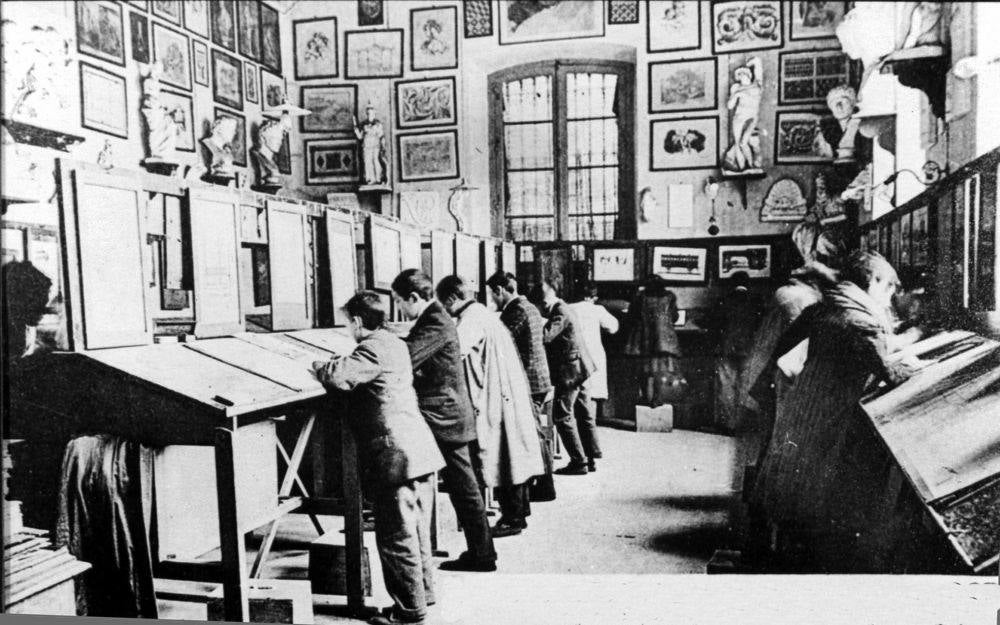 En 1910, alumnos en la sala de dibujo del Instituto Marqués de Manzanedo de Santoña.