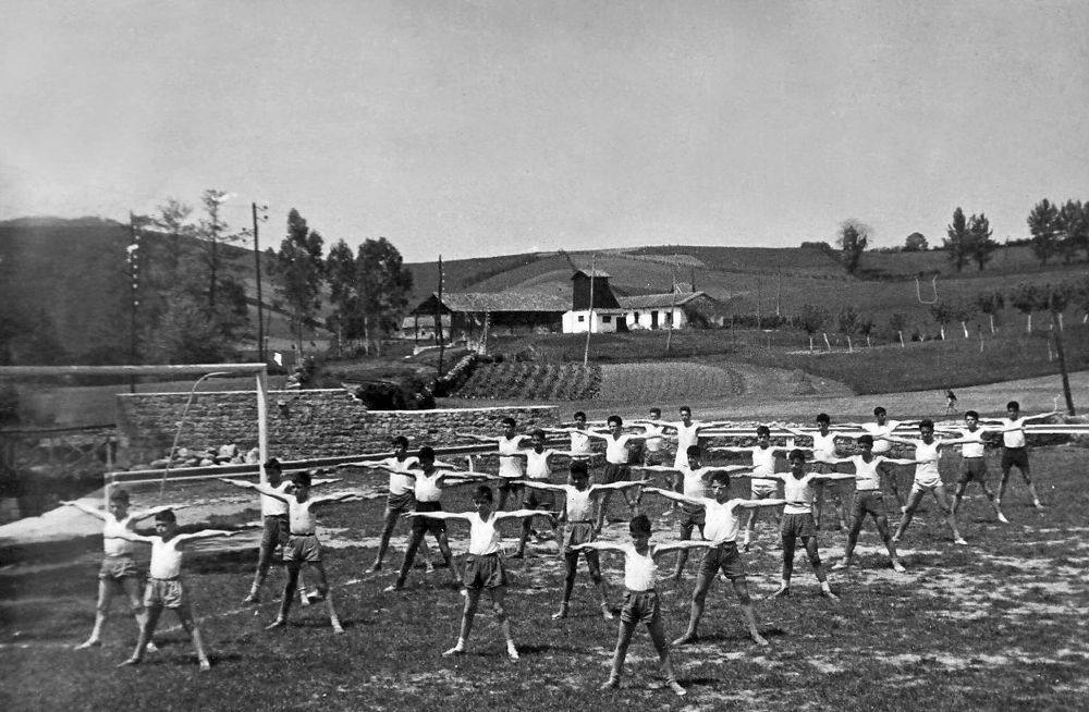 Alumnos durante una clase de gimnasia del colegio Ygareda de Cabezón de la Sal.