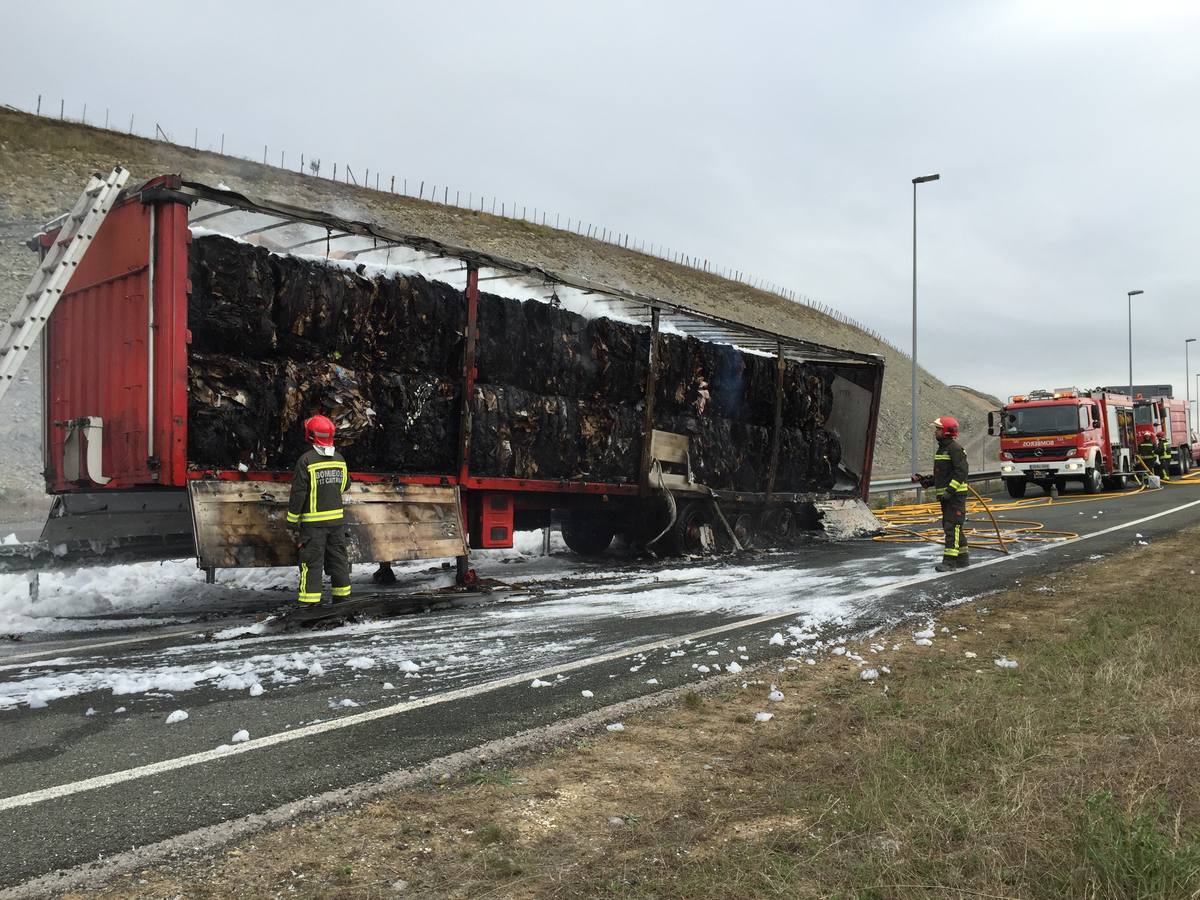 Arde el remolque de un camión en la autovía de la Meseta