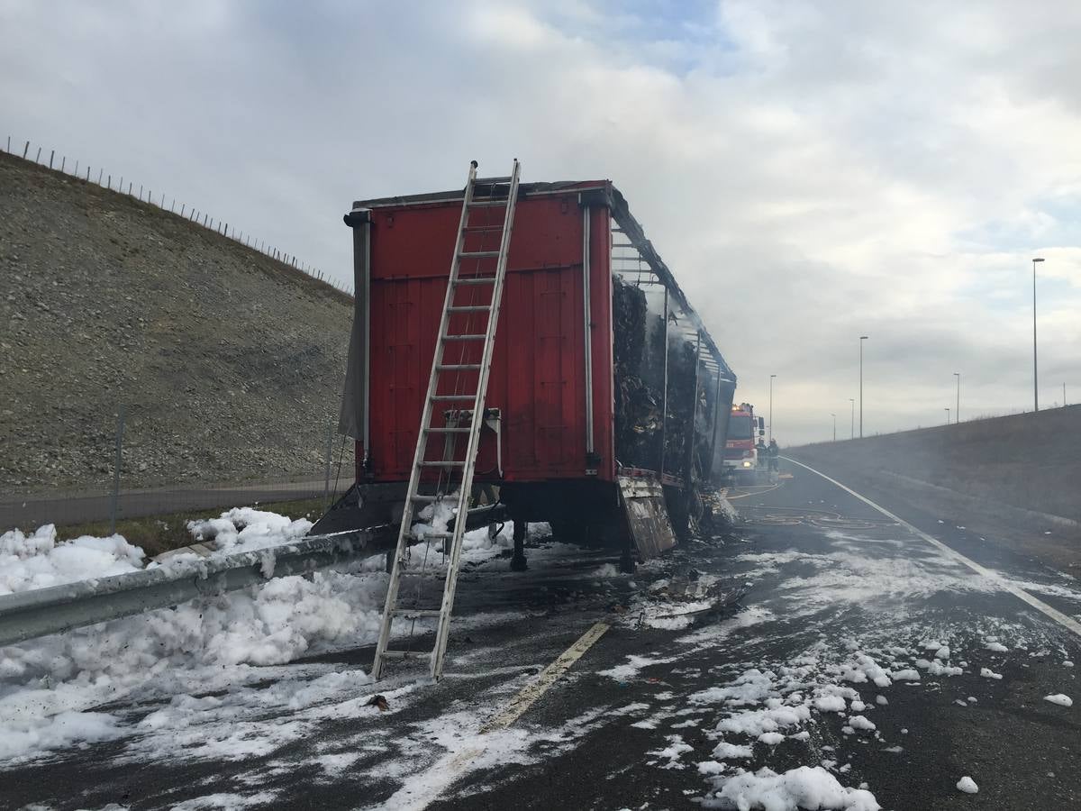Arde el remolque de un camión en la autovía de la Meseta