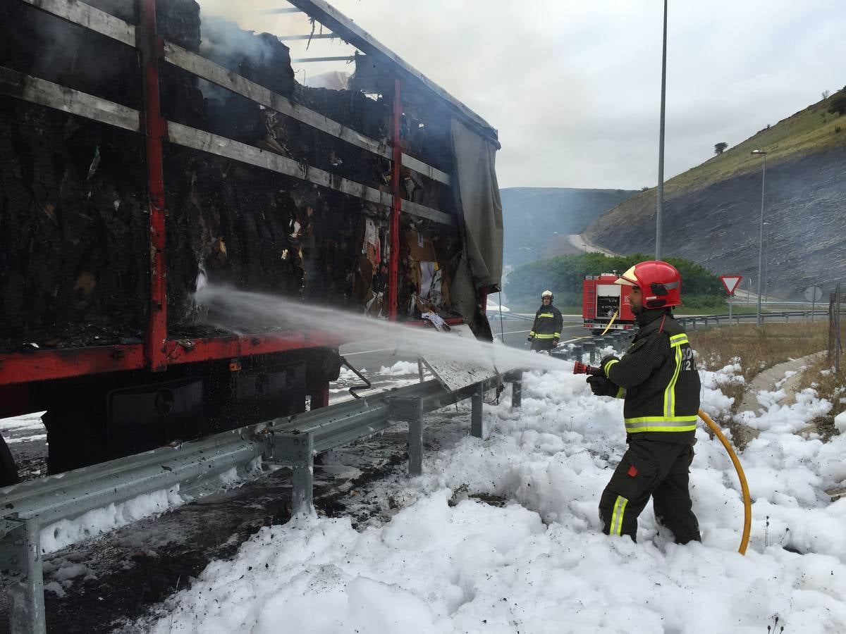 Arde el remolque de un camión en la autovía de la Meseta