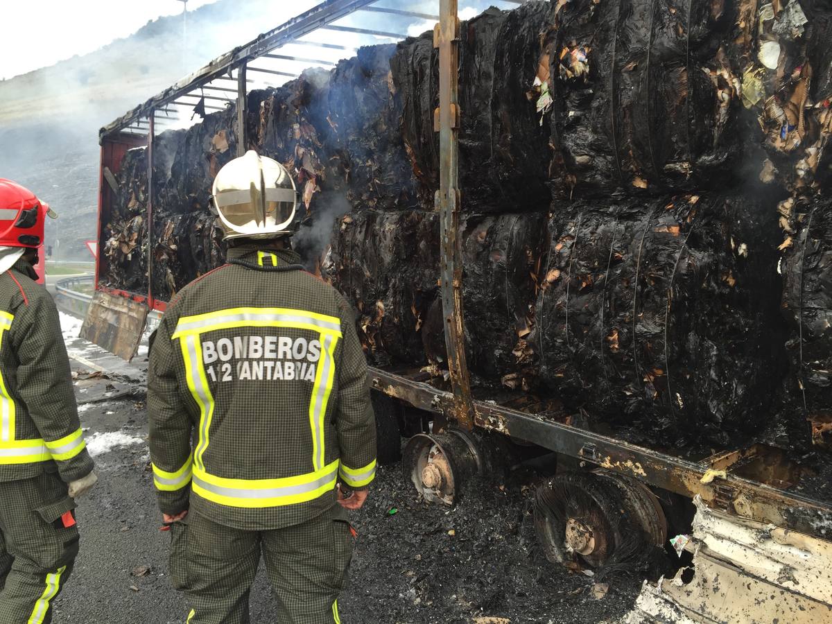 Arde el remolque de un camión en la autovía de la Meseta