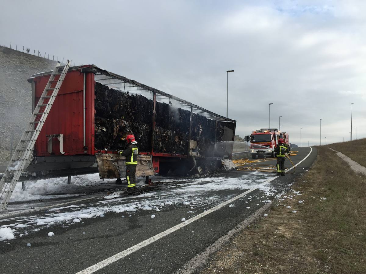 Arde el remolque de un camión en la autovía de la Meseta