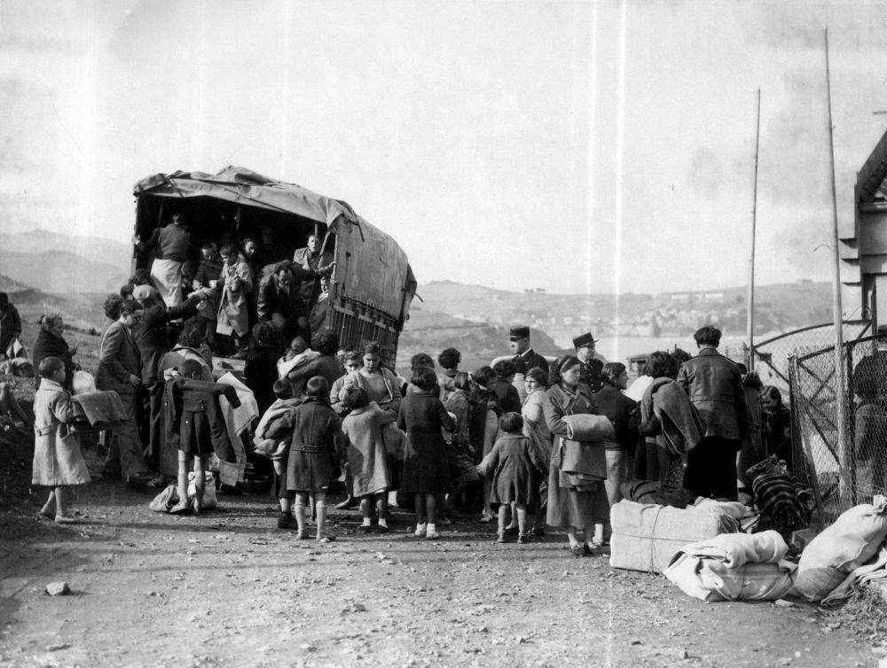 Refugiados españoles llegan a territorio francés, en 1939.