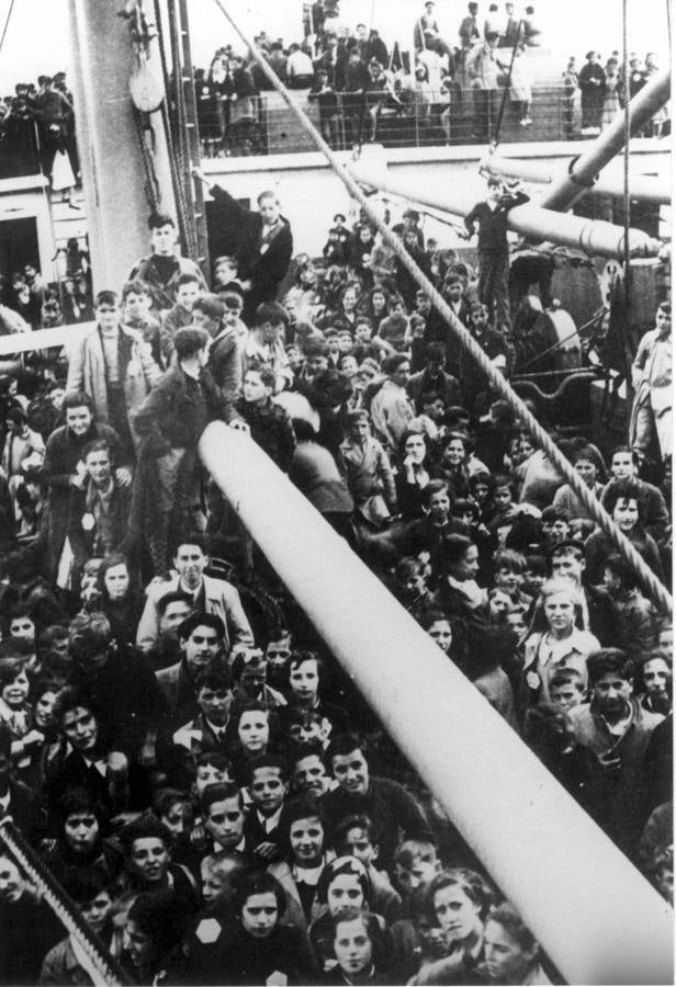 Exiliados españoles a bordo del barco que les llevará a Burdeos, en 1937.