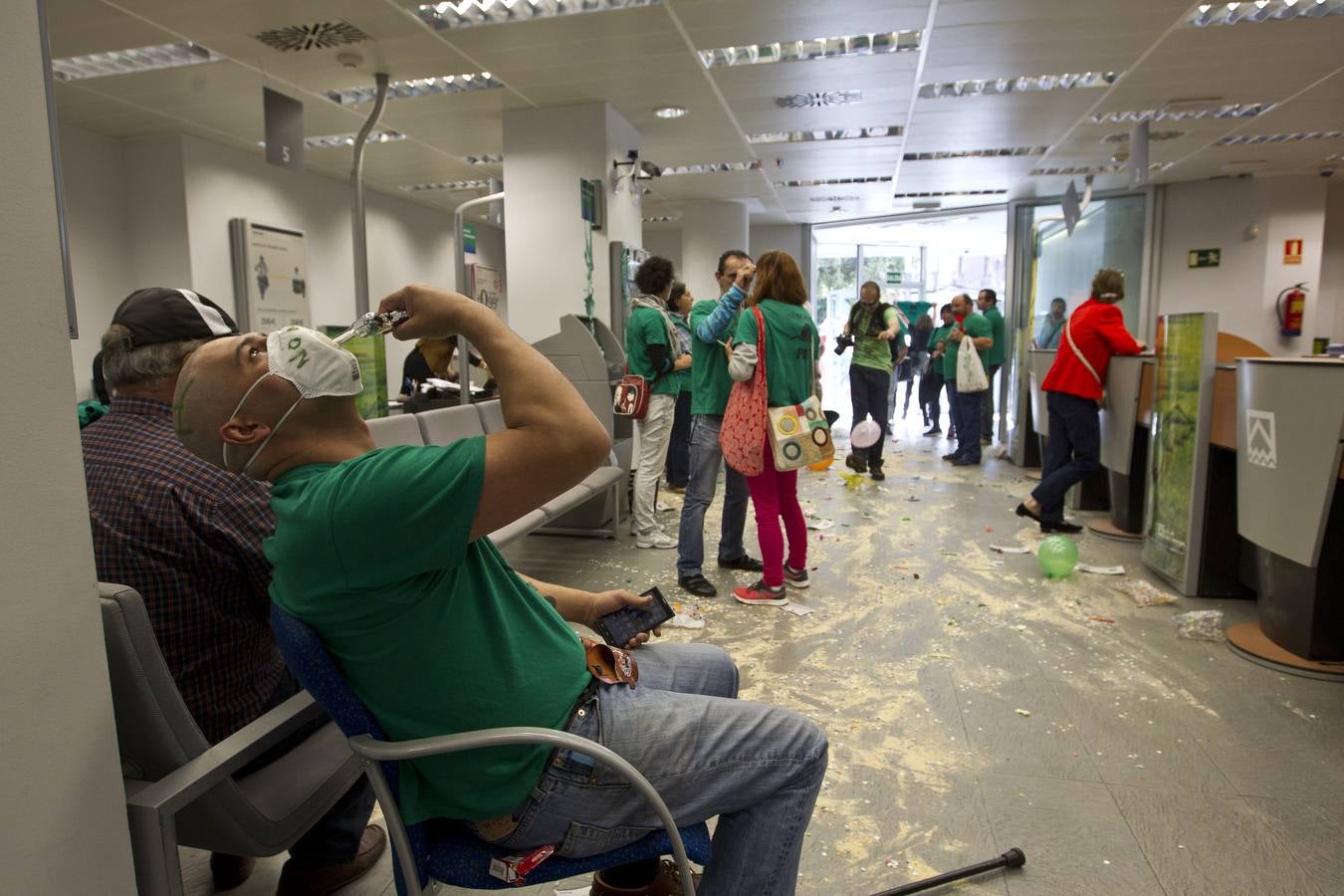 Afectados por la Hipoteca toman una oficina de Liberbank