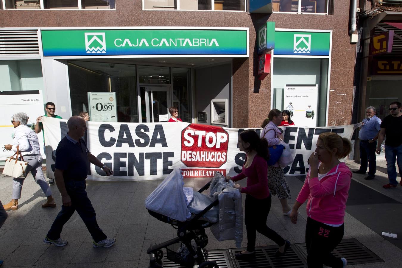 Afectados por la Hipoteca toman una oficina de Liberbank