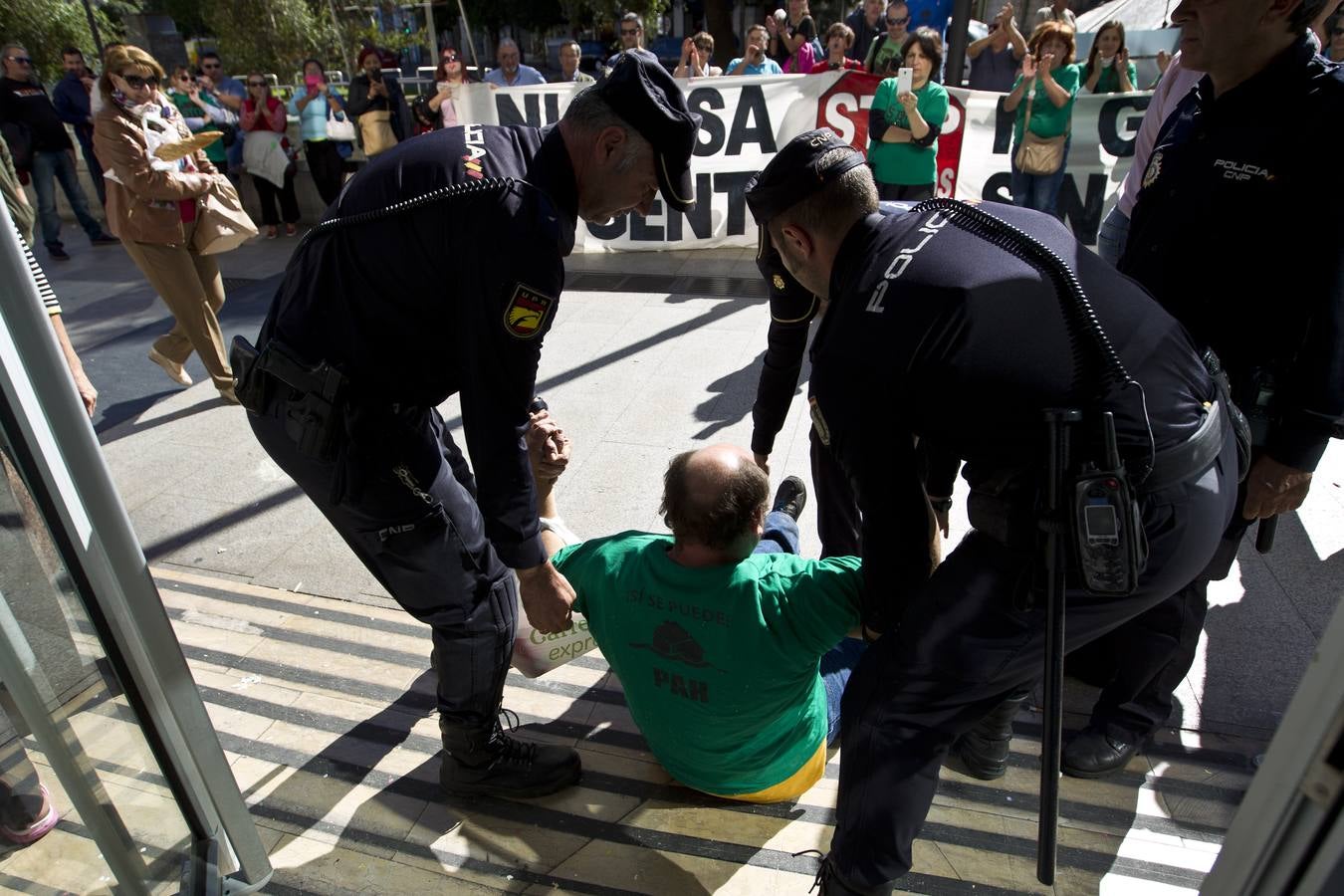 Afectados por la Hipoteca toman una oficina de Liberbank