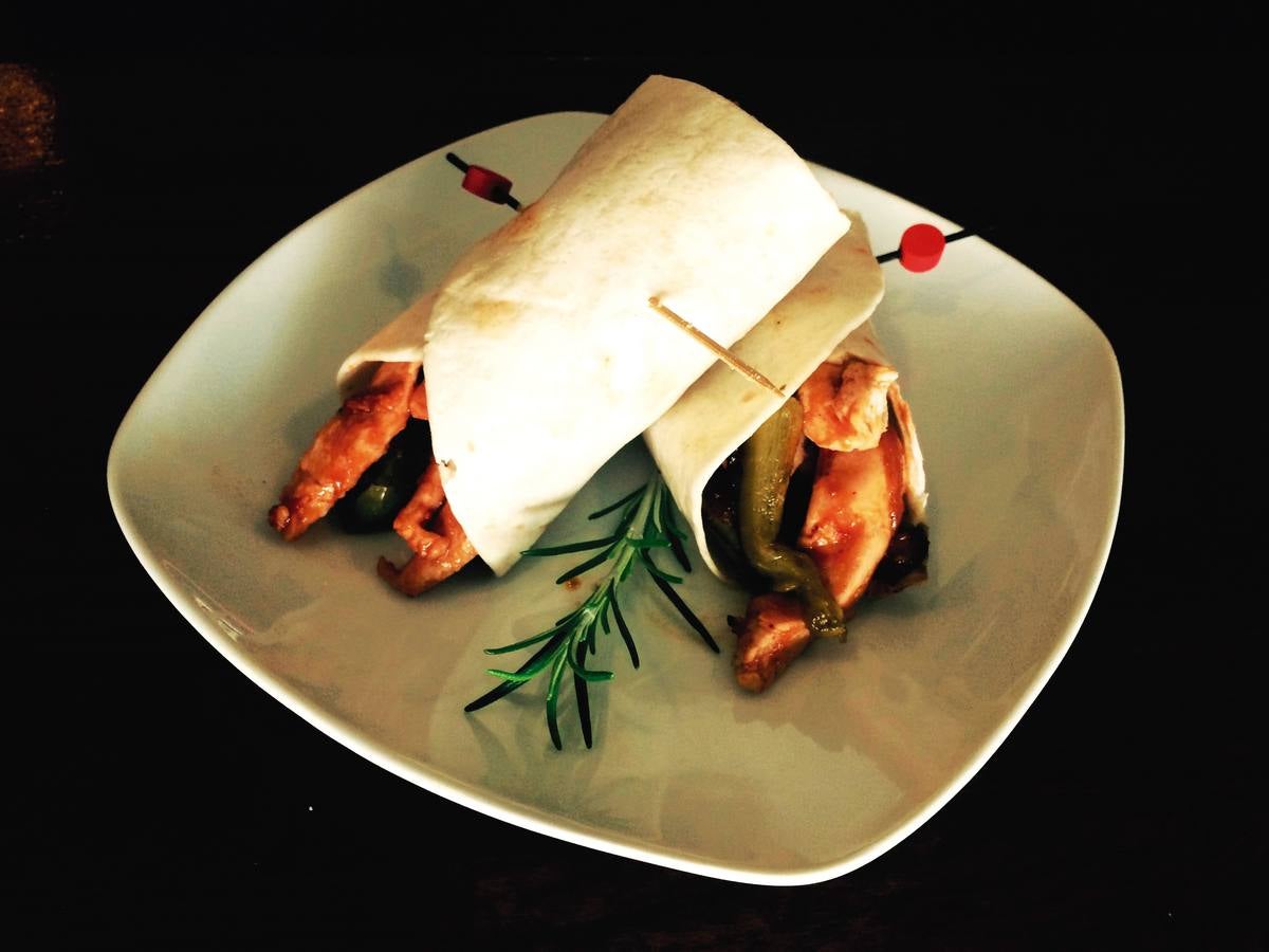 Café Taberna El Surtidor. Avda. Torrelavega, 1. 1. Fajita Surtida: fajita de pollo de corral con pimientos italianos y cebolla caramelizada. 2. Brocheta ibérica. 3. Delicias del mar