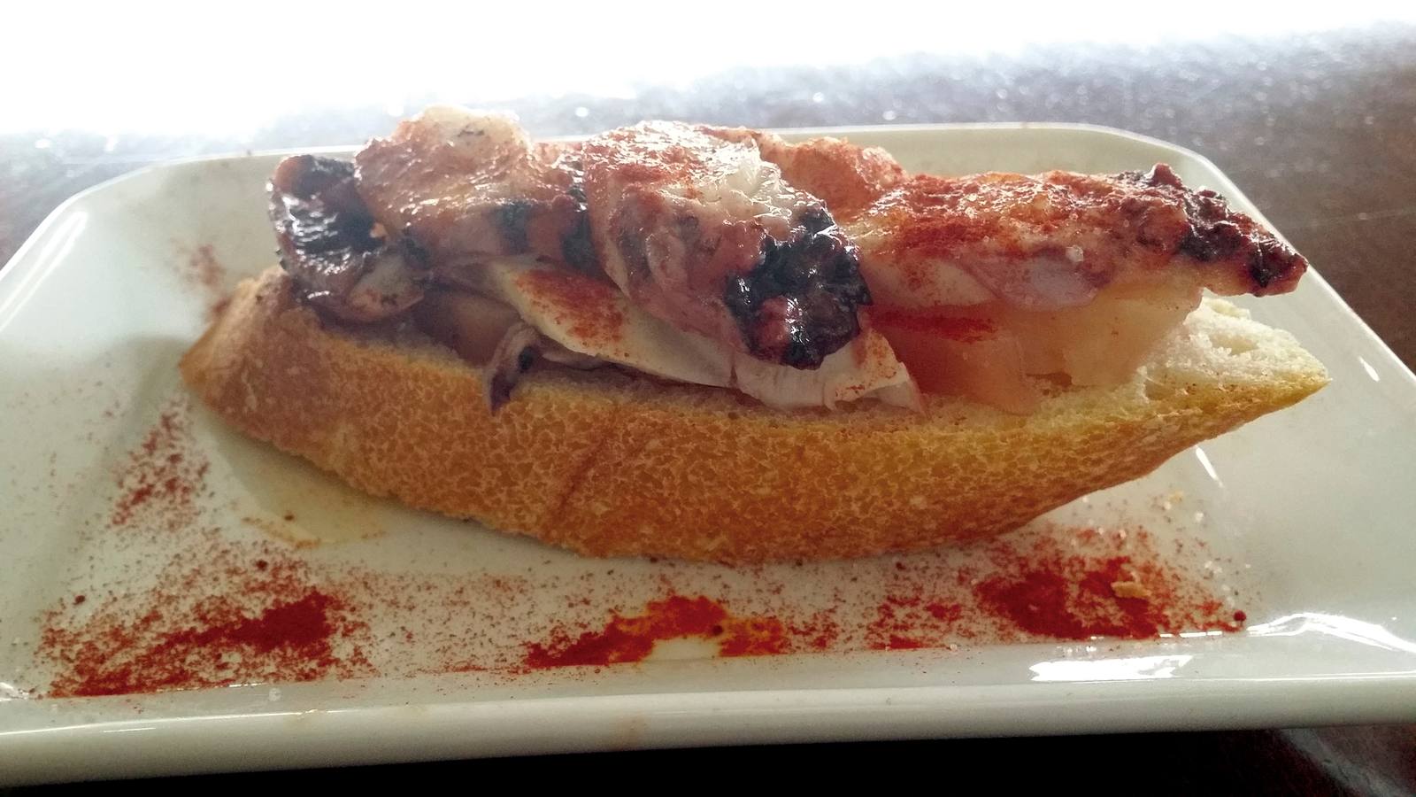Bar Seventy Seven. Bº El Ferial, 111. Tosta de pulpo a la feria2. Cazuelita caliente.3. Brocheta ibérica.