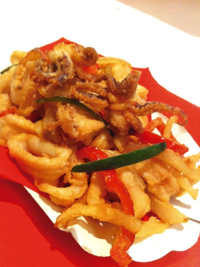 Zapato Rojo. Urb. San Lázaro, 32. 1. Rabas ‘el Zapato Rojo’, rabas de chipirón con pimiento y cebolla en tempura. 2. Tosta de solomillo de cerdo al la sal maldon con cebolla confitada y reducción de Pedro Ximénez. 3. Mini hamburguesa de ternera con queso, beicon y lechuga.
