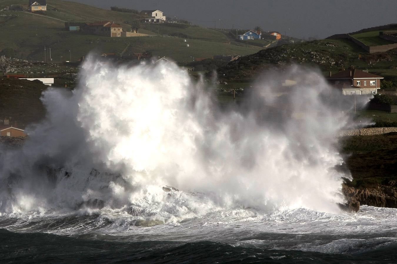 Cantabria, en alerta naranja por el fuerte oleaje