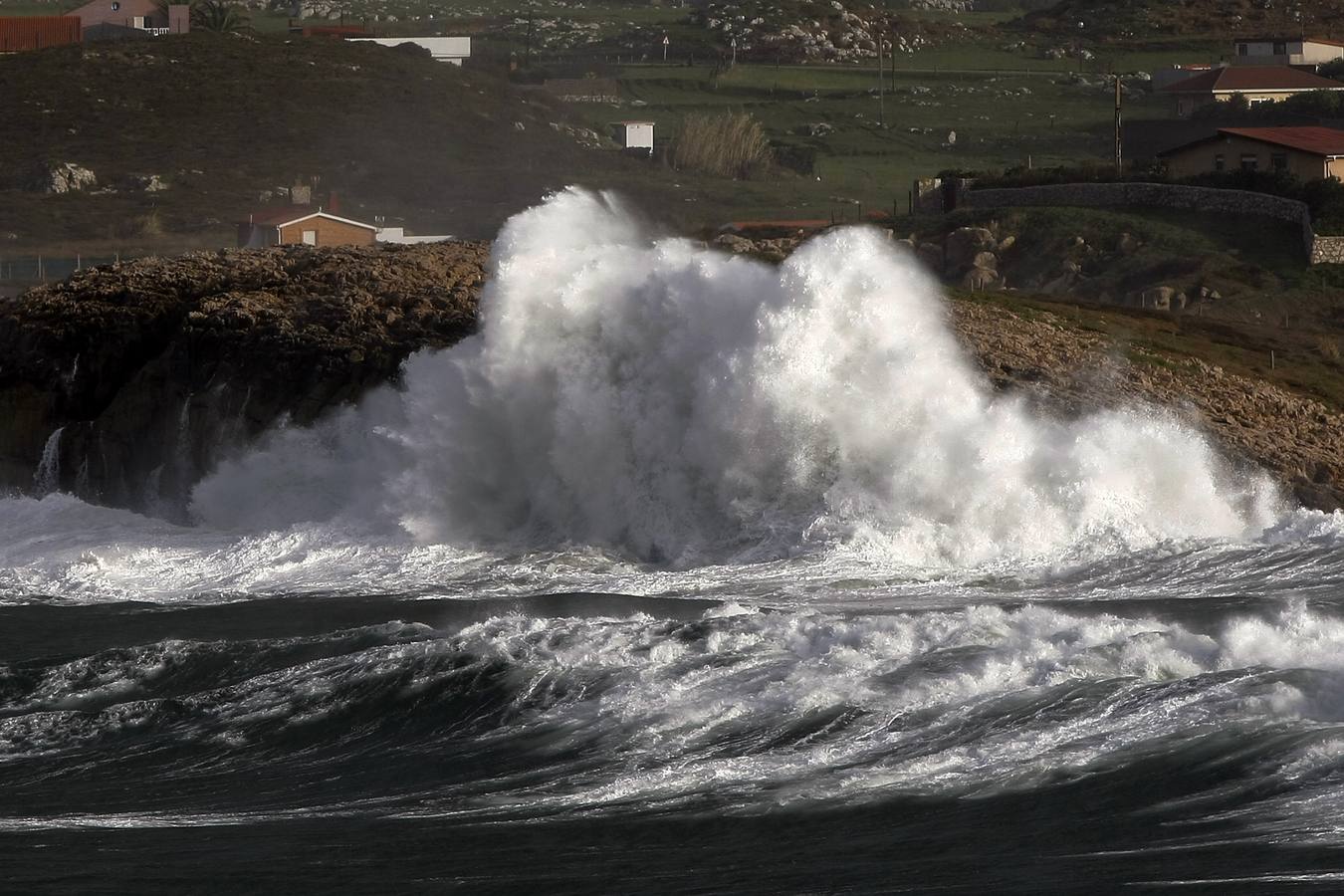Cantabria, en alerta naranja por el fuerte oleaje