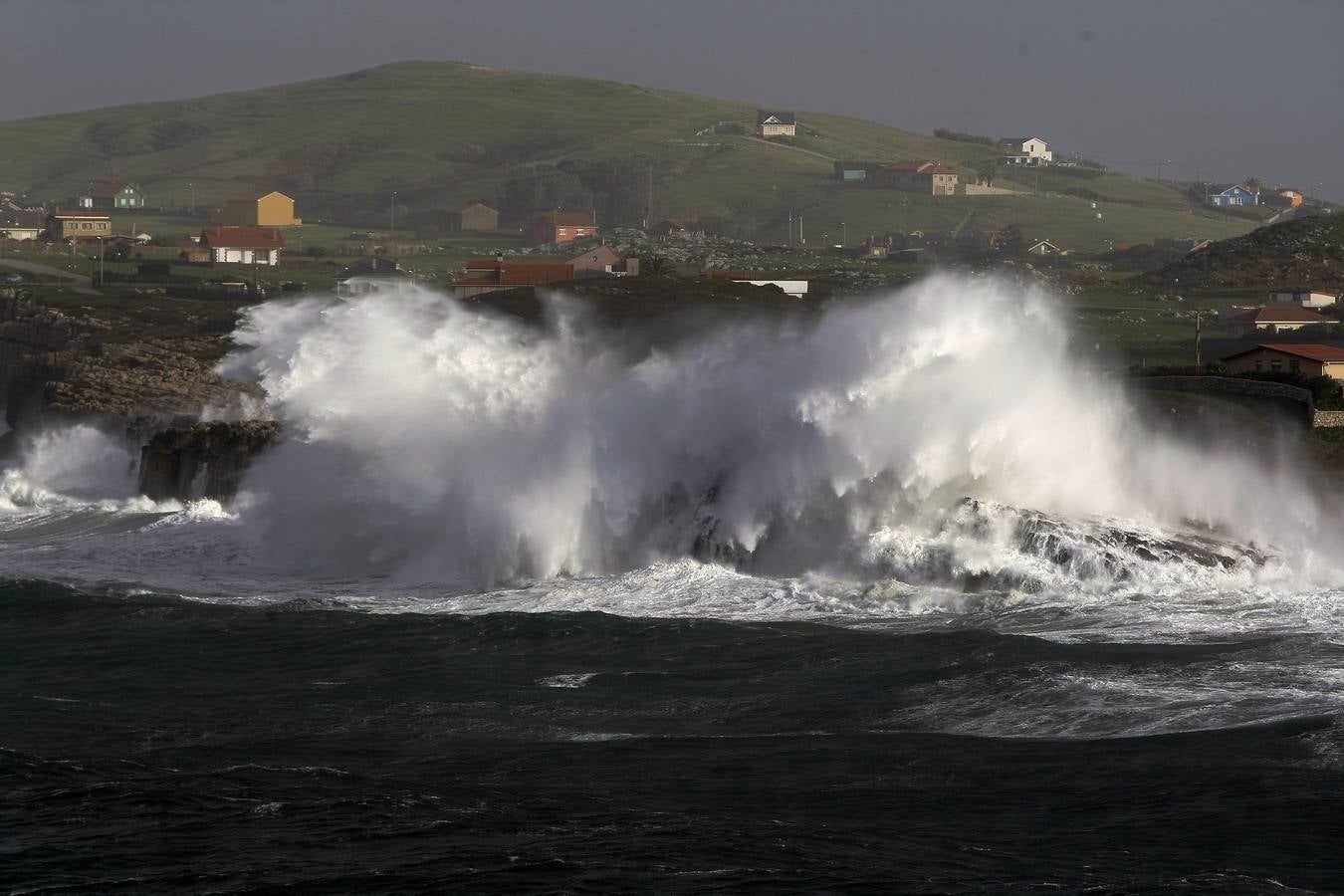 Cantabria, en alerta naranja por el fuerte oleaje
