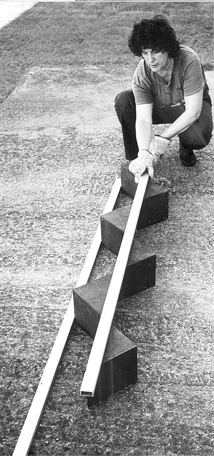 Isabel Garay instalando su obra 'Serie triángulos'