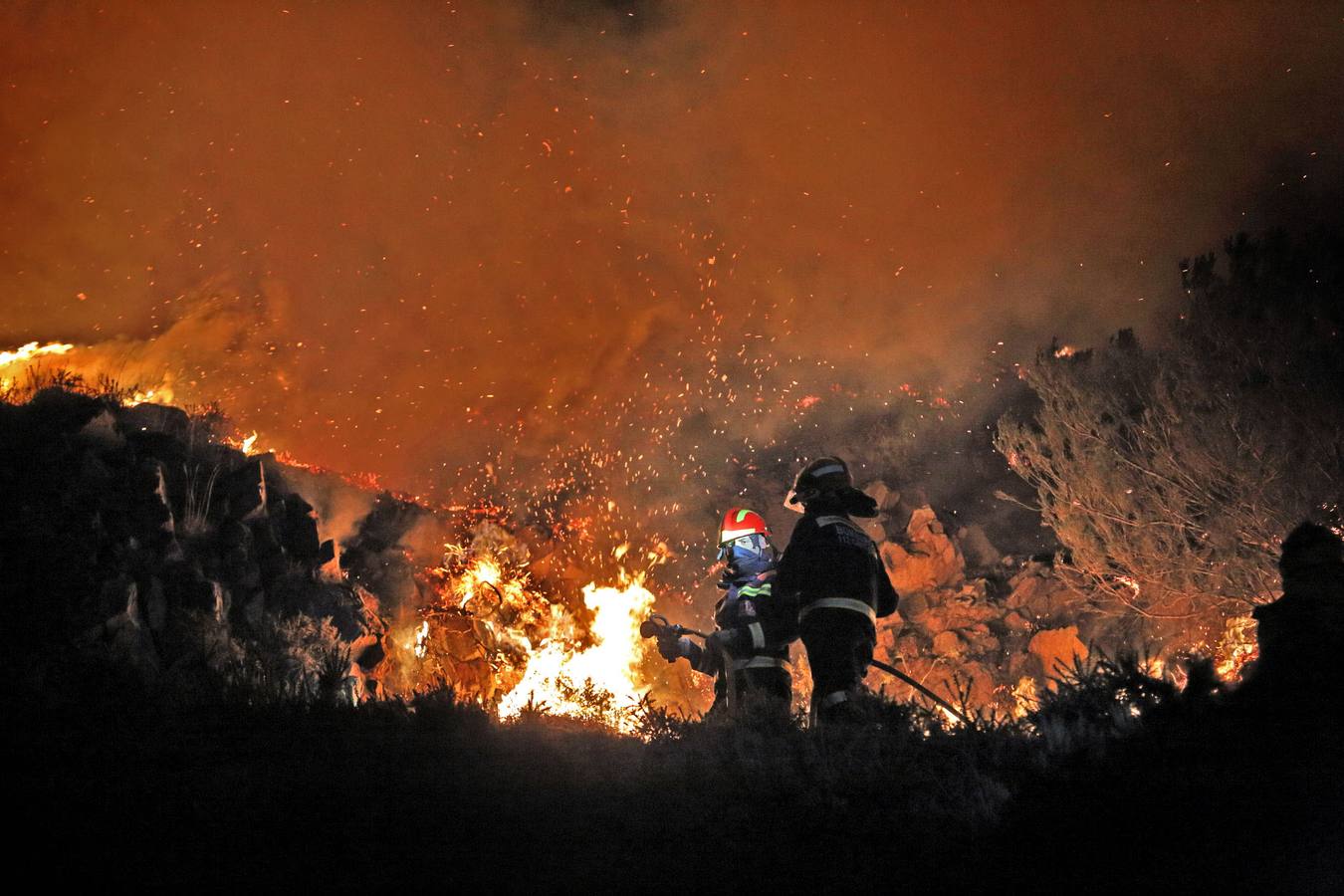 Bomberos combaten las llamas en uno de los focos próximos a Bárcena Mayor