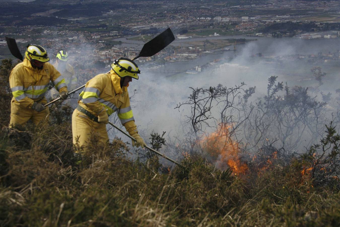 Incendio forestal en Peña Cabarga