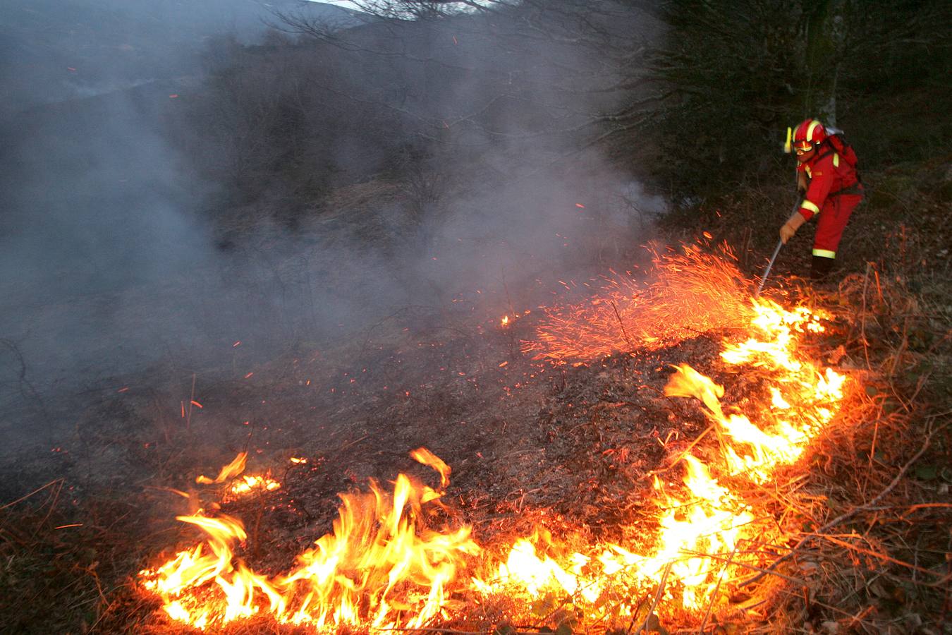 Intervención de la Unidad Militar de Emergencias, UME, en un incendio forestal en Selviejo (Luena)