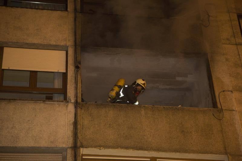 Un incendio desata el pánico en un edificio de Camilo Alonso Vega