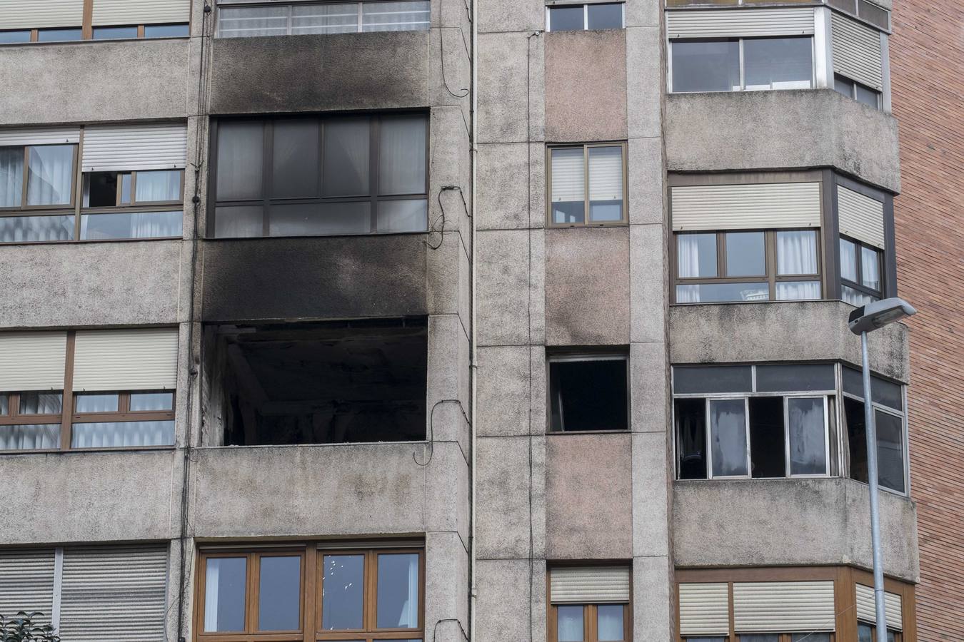 Un incendio desata el pánico en un edificio de Camilo Alonso Vega