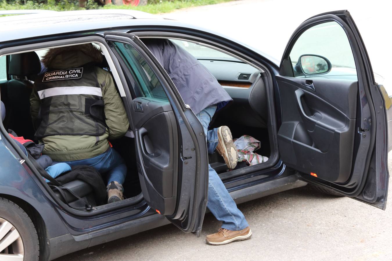 Una bala perdida de un cazador impacta en un coche