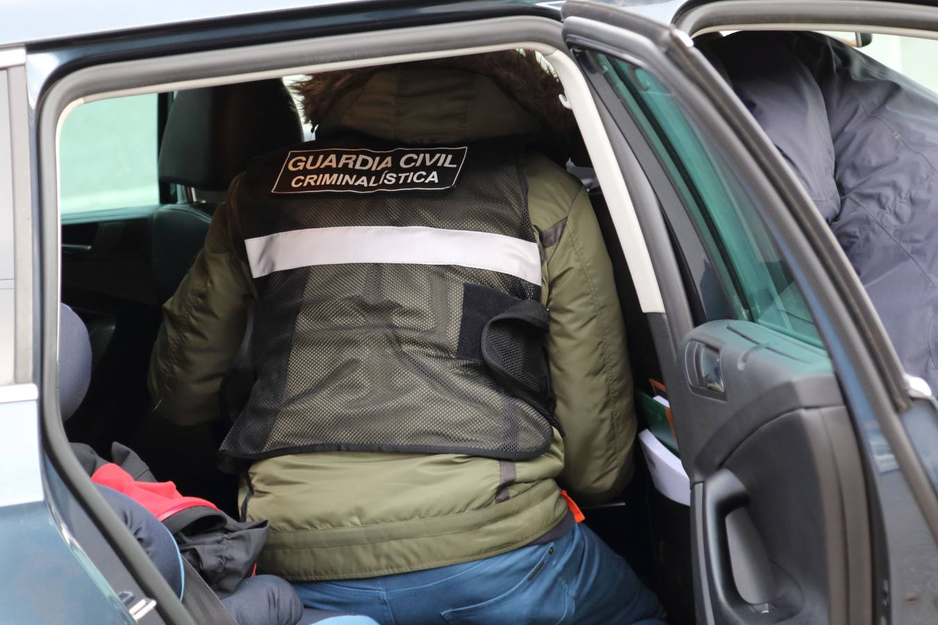 Una bala perdida de un cazador impacta en un coche