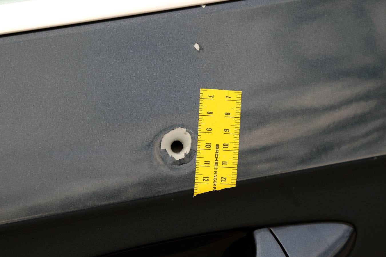 Una bala perdida de un cazador impacta en un coche