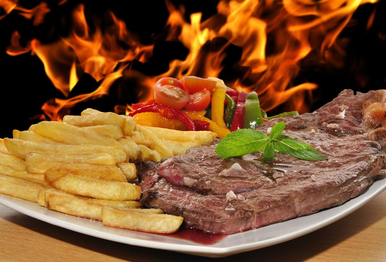 A la parrilla /a la brasa. Este método dar un ligero toque superficiel a tostado, además de cocer el producto. La carne es sometida de forma rápida a la llama o a un área de intenso calor radiante, creándose un costra superficial que evita la evaporación de agua. La carne es más jugosa. Trucos:Conviene que la parrilla tenga diferentes alturas. El primer golpe de calor se debe dar abajo para sellar;luego hay que subir la pieza de carne a 8 o 10 cm. No salar en la parrilla.Guarniciones:Esta carne habitualmente se acompaña de patatas fritas y pimientos asados o fritos.