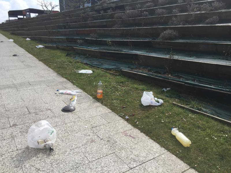 Restos del &#039;macrobotellón&#039; en Las Llamas