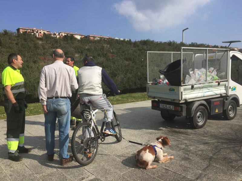 Restos del &#039;macrobotellón&#039; en Las Llamas