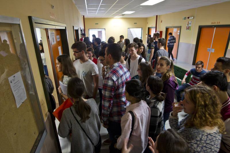 Multitudinario examen de inglés en las facultades de Derecho y Económicas