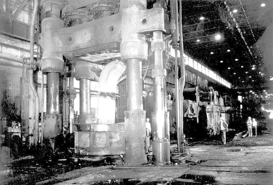 1996. Forjado de una escultura de Eduardo Chillida en los hornos de la empresa Sidenor.