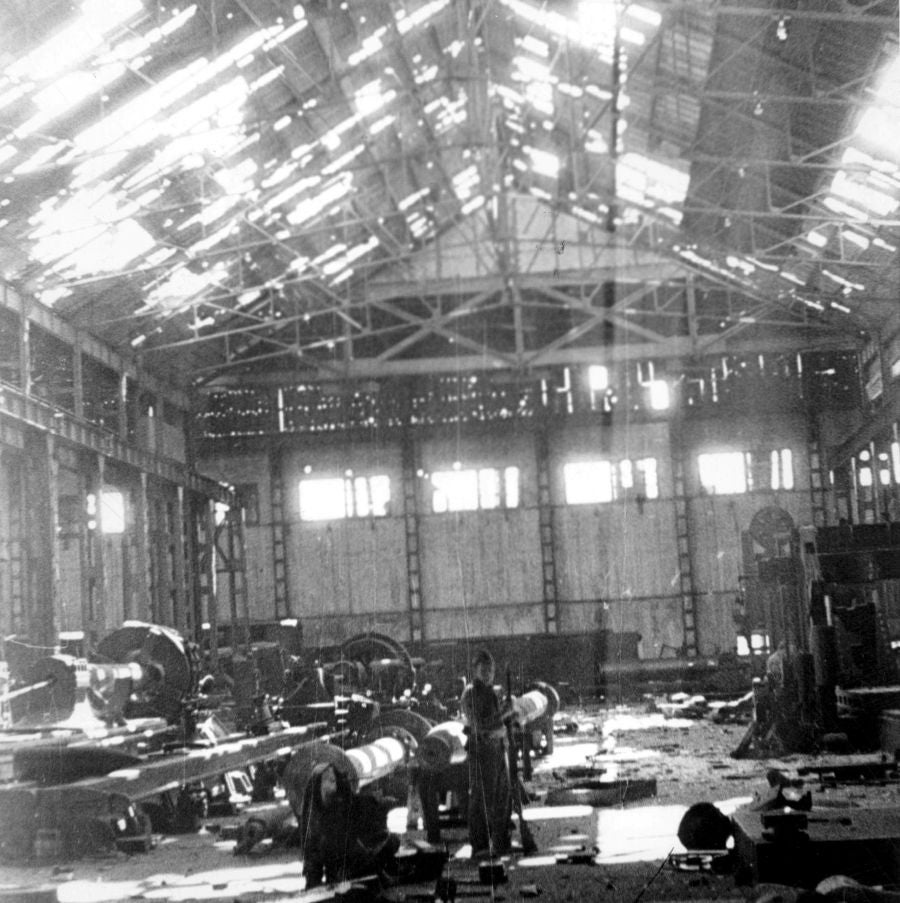 1939. Talleres de la Sociedad Española de Construcción Naval, 'La Naval', a la entrada del ejército sublevado durante la Guerra Civil Española.