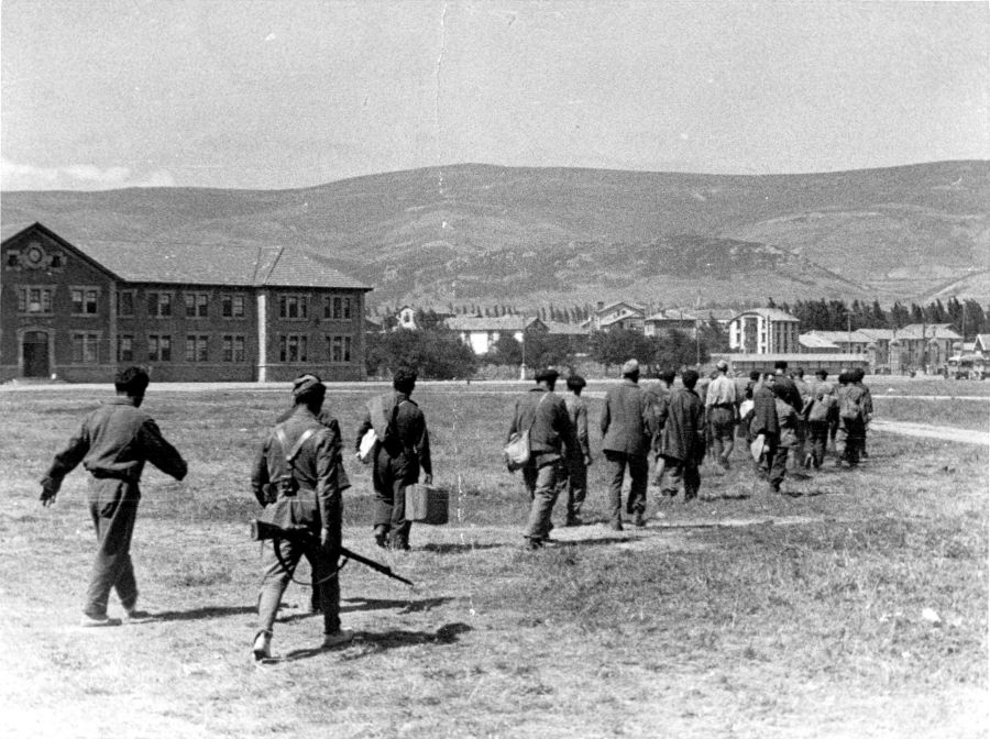 1939. Cuerda de prisioneros salen de la fábrica Sociedad Española de Construcción Naval, 'La Naval', escoltados por miembros del ejército sublevado, durante la Guerra Civil Española.