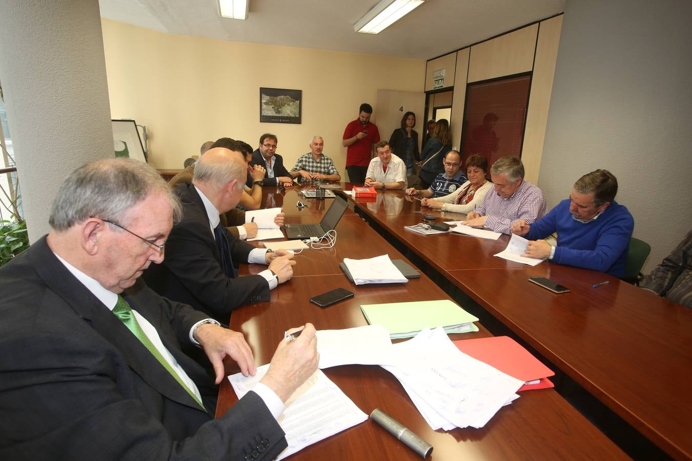 Sniace se &quot;reinventa&quot; con la firma de un acuerdo laboral que permitirá abrir la fábrica en dos meses