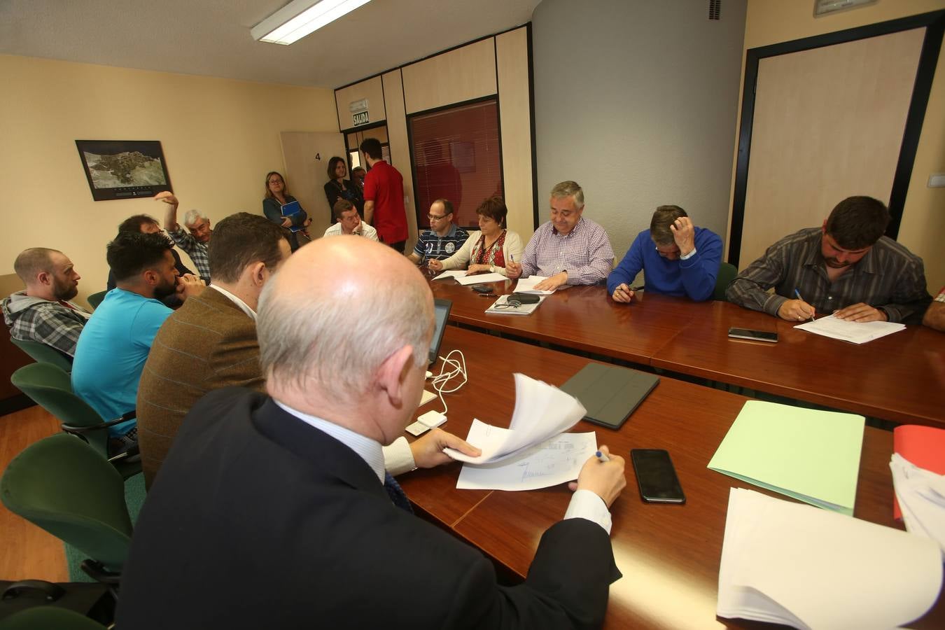 Sniace se &quot;reinventa&quot; con la firma de un acuerdo laboral que permitirá abrir la fábrica en dos meses