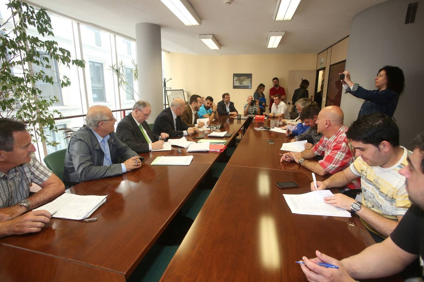 Sniace se &quot;reinventa&quot; con la firma de un acuerdo laboral que permitirá abrir la fábrica en dos meses
