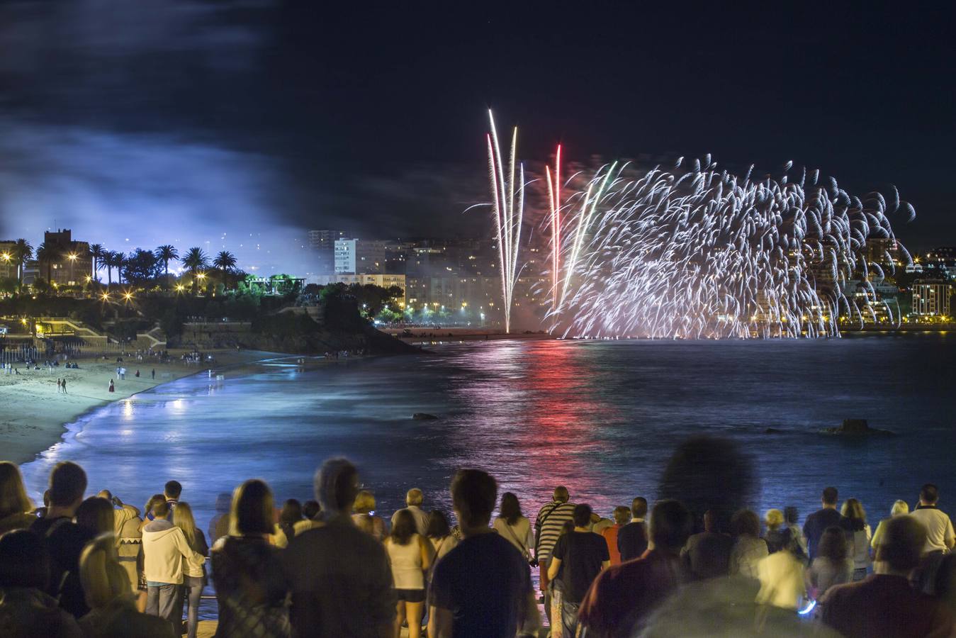 Fuegos artificiales en El Sardinero por las fiestas de Santiago
