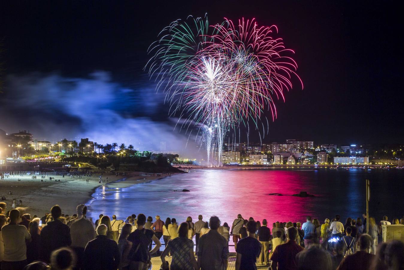 Fuegos artificiales en El Sardinero por las fiestas de Santiago