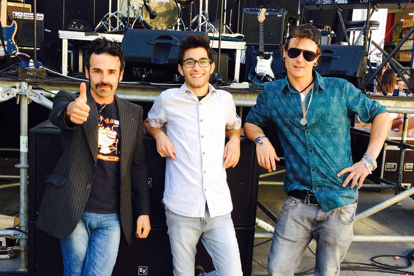 Los Blue Yeyés es un tributo personal e intransferible al Pop-Rock nacional de los años 60: Los Pekenikes, Los Salvajes, Los Bravos, Los Ángeles, Mike Ríos, Los Cheyennes, Los Canarios, Los Íberos, Los Brincos, Fórmula V, Mike y los Tonys, Los Mustang, Los Estudiantes, Bruno Lomas, Lone Star y un largo etcétera, se dan cita en un impresionante set list en el que también hay cabida para bandas sudamericanas y europeas que dejaron huella en la música nacional de la época: Los Locos del Ritmo, Enrique Guzmán y los Teen Tops, Los Saicos, Sandro y los del Fuego, Los Gatos Salvajes, Los Hooligans.
