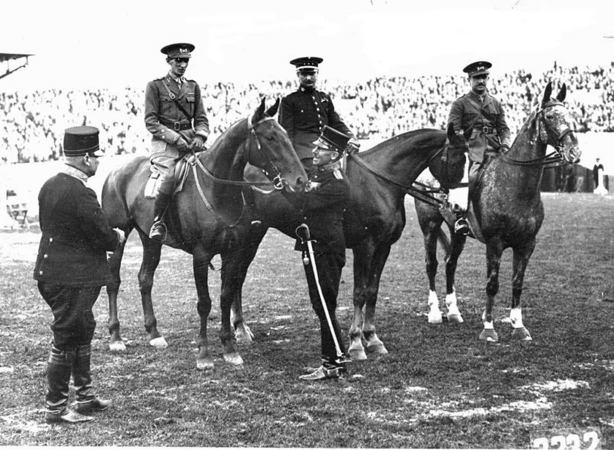 Amsterdam, 1928. Julio García Fernádez de los Ríos (c), medalla de oro en hípica.