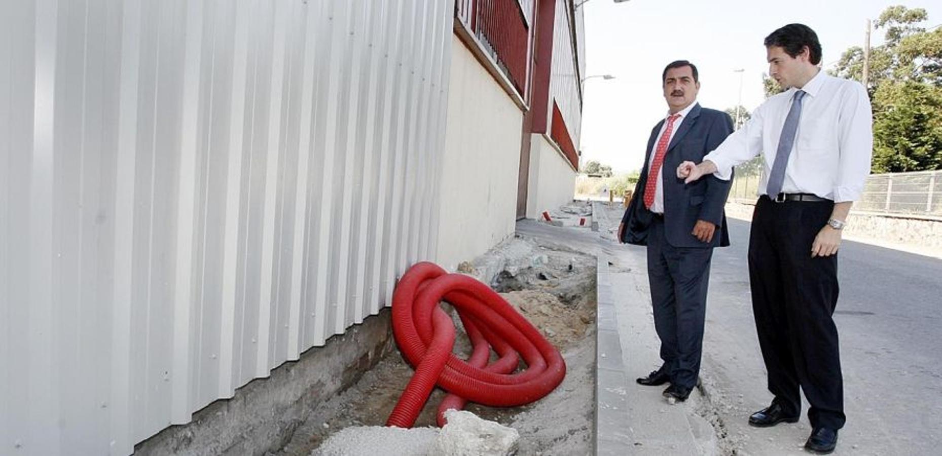 2006. El concejal de Medio Ambiente, Agua y Playas, Íñigo de la Serna, acompaña al alcalde, Gonzalo Piñeiro, en la visita a unas obras en el polígono de Candina.