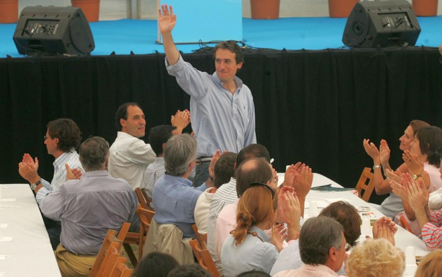 2006. Íñigo de la Serna saluda durante la celebración de la XI Fiesta Regional del Partido Popular de Cantabria, en Marrón.